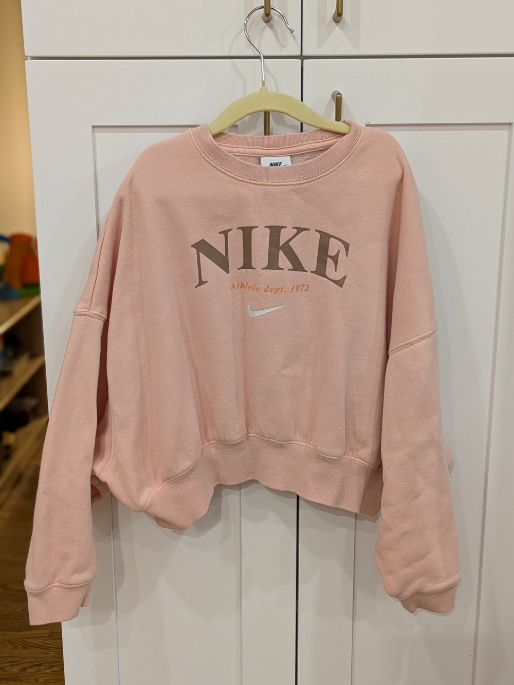 Nike Women’s Pink Cropped Crewneck Sweatshirt
